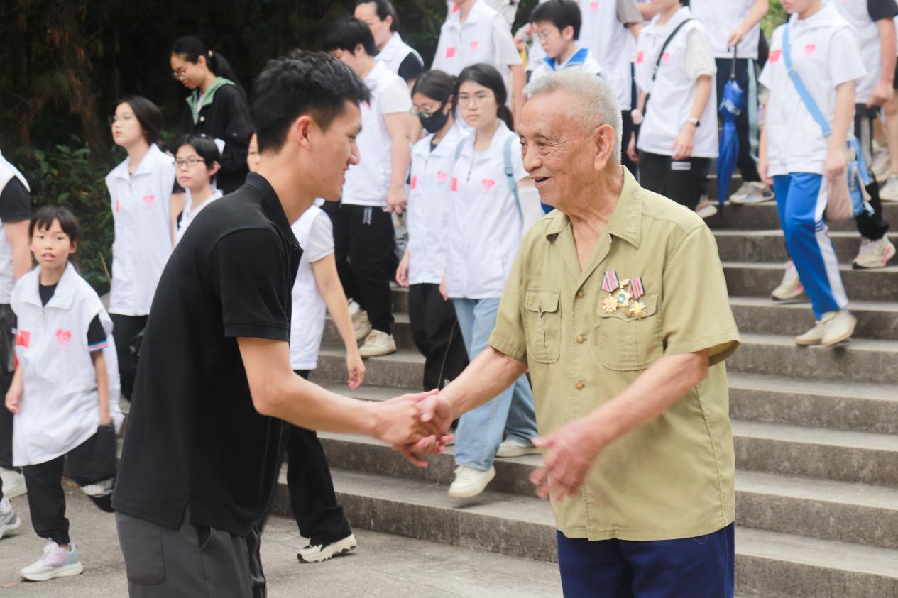 与老兵握手1 与老兵握手1
