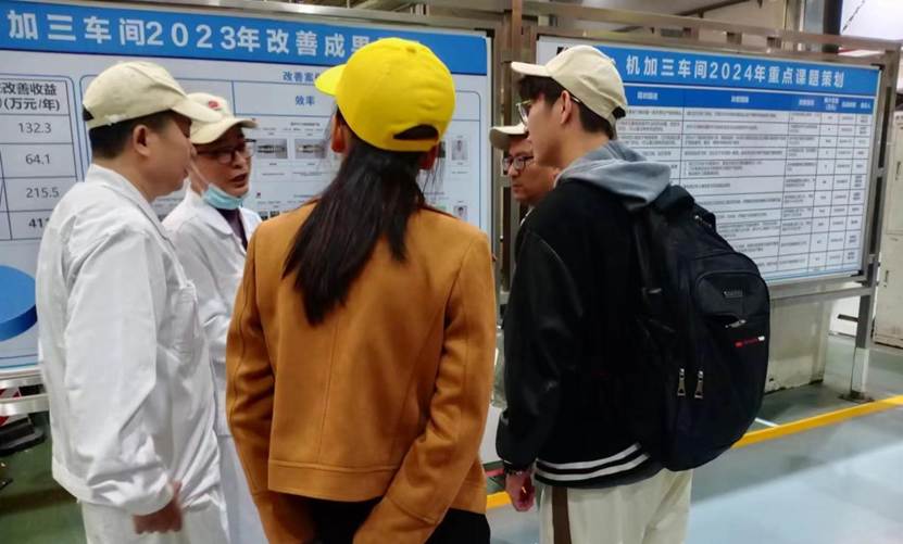 穿制服的人们AI 生成的内容可能不正确。 穿制服的人们AI 生成的内容可能不正确。
