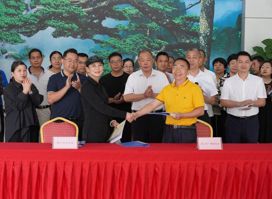 说明: /Users/13030159905/Documents/教务/实践教学/校外实践教学基地/湛江电视台/签约/照片/WechatIMG123.jpegWechatIMG123