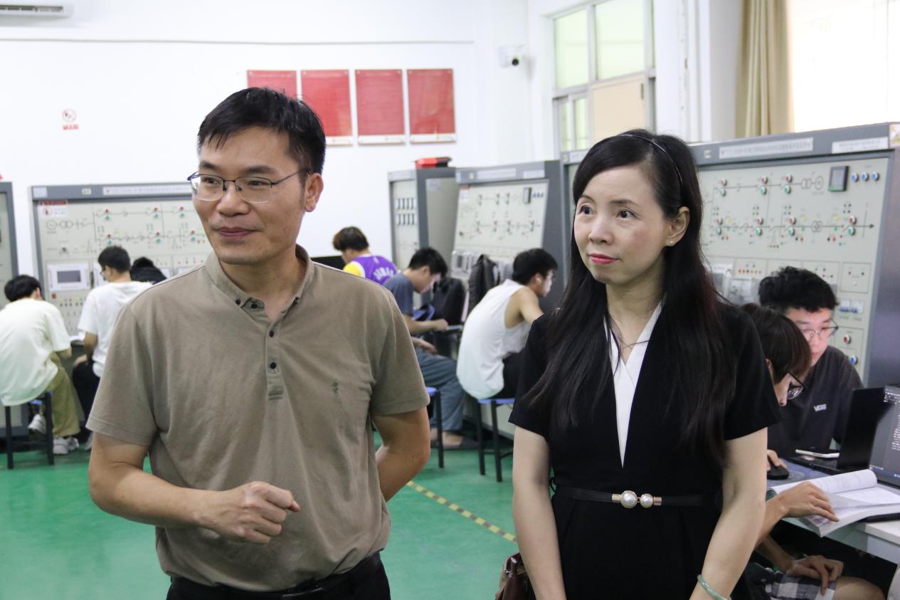 图2 韦发清副院长向湛江市人社局人才服务中心谢晓媛主任介绍电气自动化实验室 图2 韦发清副院长向湛江市人社局人才服务中心谢晓媛主任介绍电气自动化实验室
