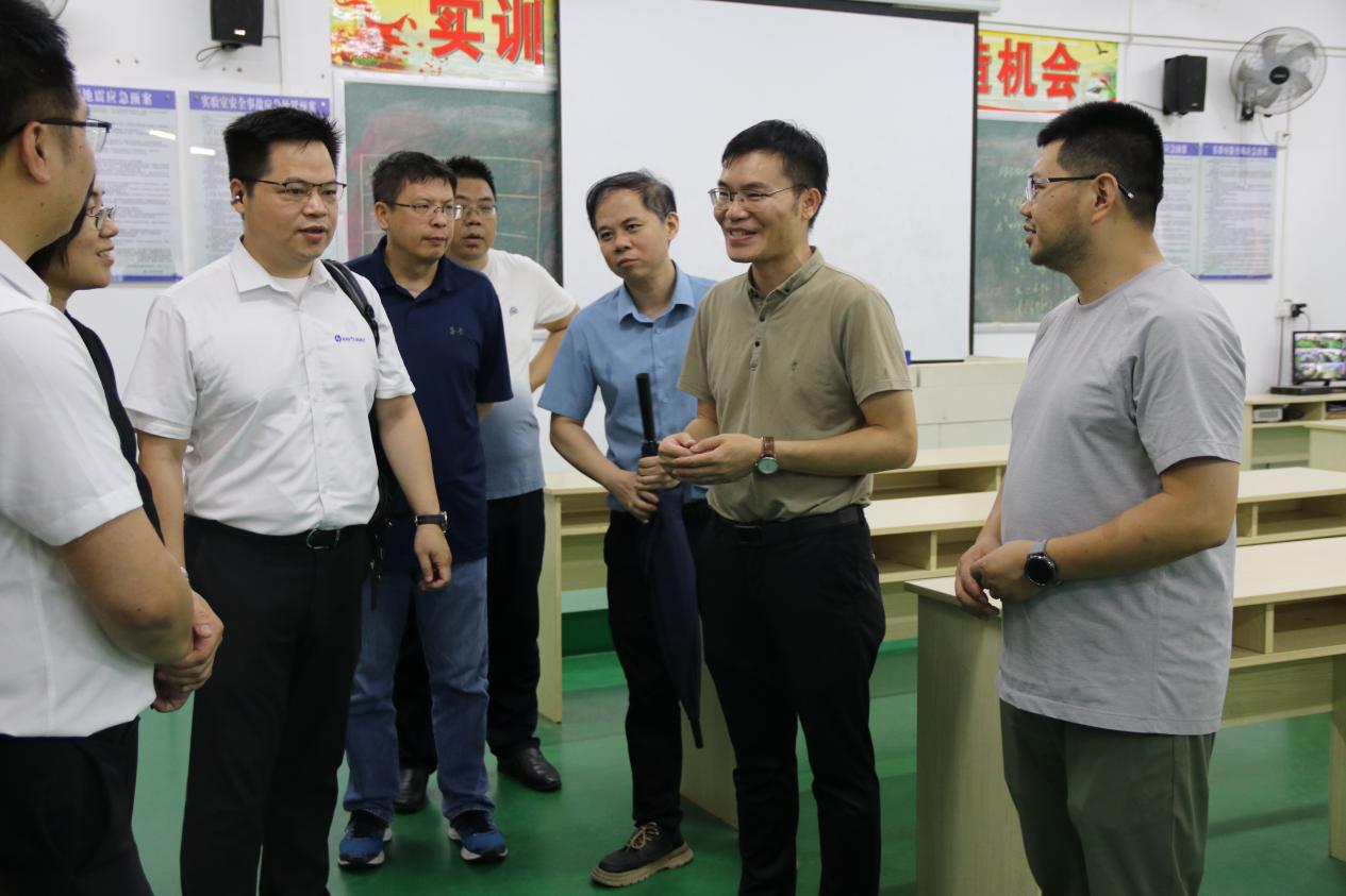 图1 韦发清副院长向深圳橙子自动化有限公司等企业介绍省级示范实验教学中心 图1 韦发清副院长向深圳橙子自动化有限公司等企业介绍省级示范实验教学中心