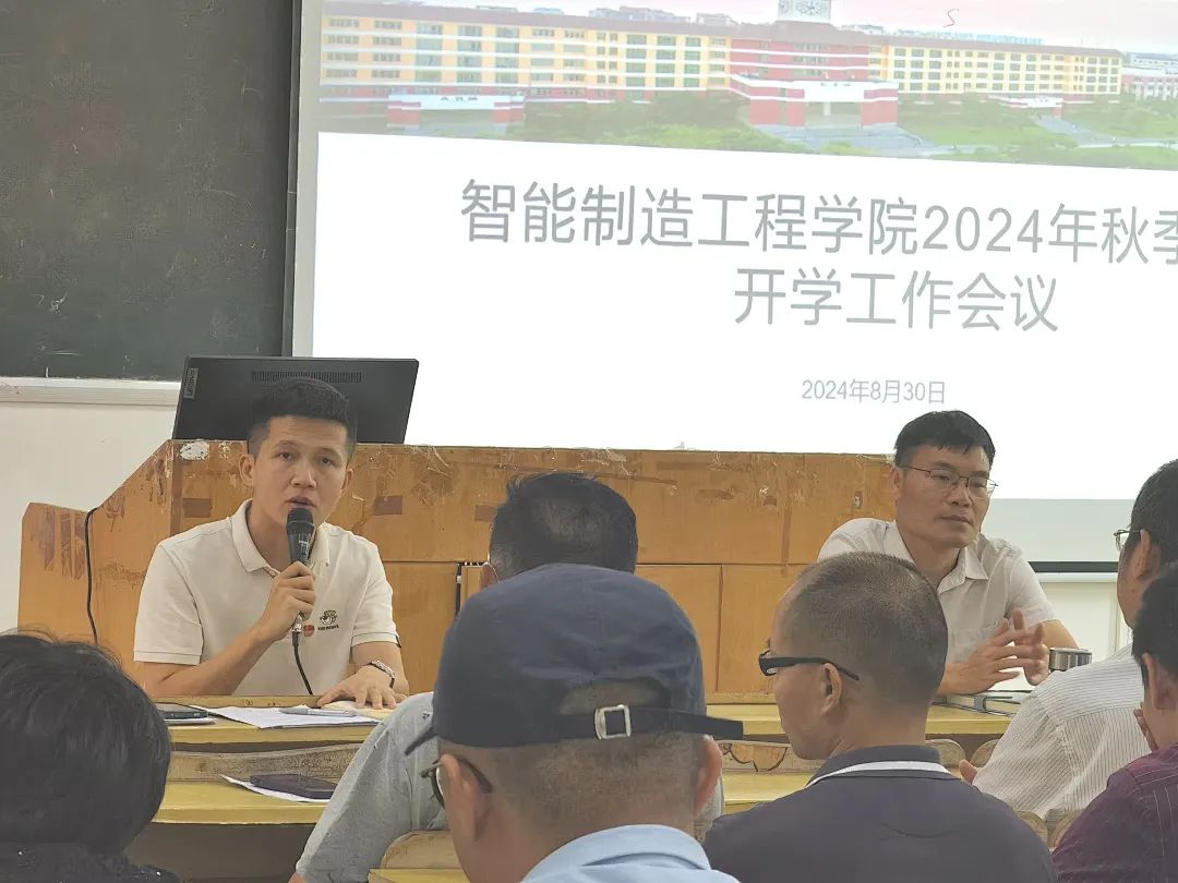 图片包含 人, 游戏机, 桌子, 房间描述已自动生成 图片包含 人, 游戏机, 桌子, 房间描述已自动生成
