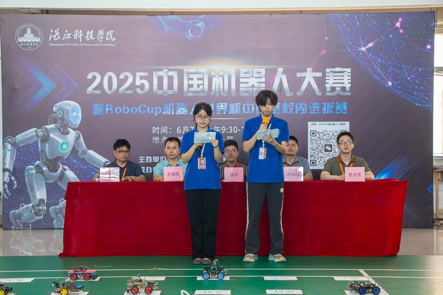 主持人欧阳俊龙摄 主持人欧阳俊龙摄