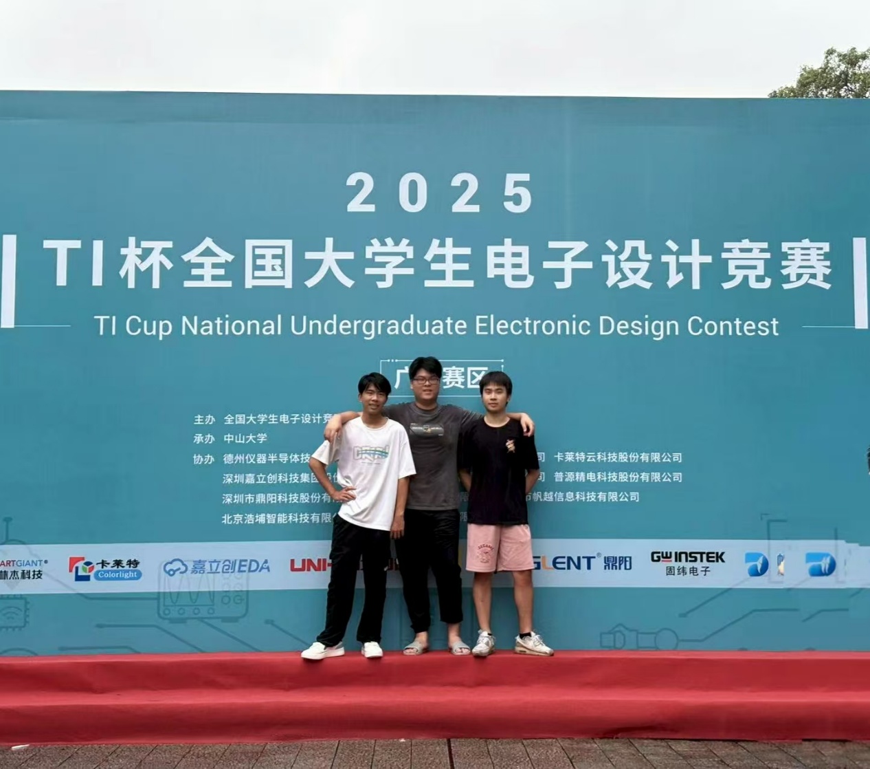 图片包含 站, 女人, 标志, 人们AI 生成的内容可能不正确。 图片包含 站, 女人, 标志, 人们AI 生成的内容可能不正确。
