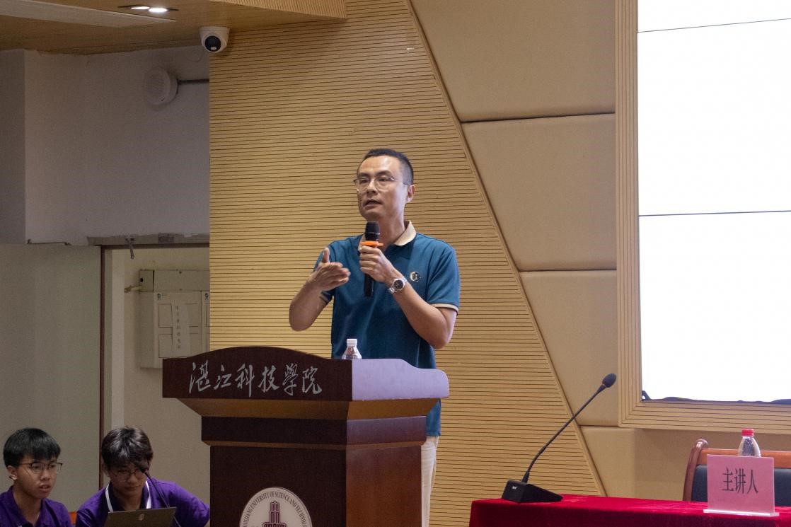 图片包含 人, 站, 女人, 男人AI 生成的内容可能不正确。 图片包含 人, 站, 女人, 男人AI 生成的内容可能不正确。