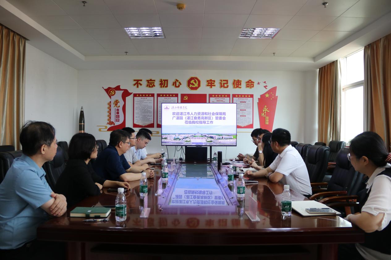 图7 座谈会交流现场 图7 座谈会交流现场